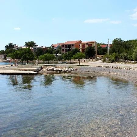 With A Parking Space Maslenica, Novigrad - 13405 * יסניצה