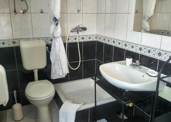 With A Parking Space Maslenica, Novigrad - 13405 * جاسينايس